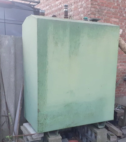 bovengrondse mazouttank naast woning