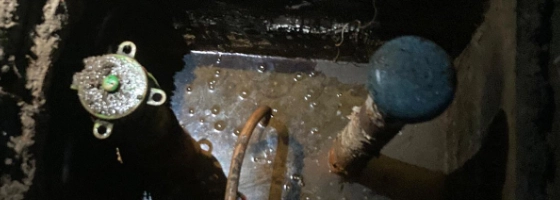 toezichtkamer mazouttank onder water voor het leegpompen
